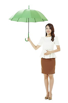 포토 JPG 스튜디오촬영 전신 여자 캠페인 우산 비즈니스 날씨 실내 한명 서기 미소 웃음 들기 누끼 사람 동양인 정장 20대 성인 앞모습 자연보호 환경 그린캠페인 한국인 직장인 비즈니스우먼 공익캠페인 비 보호 사회이슈 환경보전 에코 친환경 여자만 여자한명만 성인여자만 청년만 청년여자만 성인한명만 청년여자한명만 성인여자한명만 성인만 그린슈머 국내포토 자연요소 직업 1 옷 뷰포인트 컨셉 모션 자연 표정 인종 청년 내부 파일형식