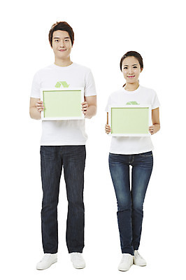 포토 JPG 스튜디오촬영 전신 배너 여자 남자 캠페인 액자 안내 사각프레임 프레임 광고판 실내 틀 서기 미소 웃음 들기 누끼 사람 동양인 20대 성인 두명 앞모습 자연보호 환경 그린캠페인 재활용 한국인 공익캠페인 보호 사회이슈 알림 심볼 환경보전 에코 친환경 청년만 성인만 그린슈머 국내포토 뷰포인트 컨셉 모션 자연 알림판 표정 인종 청년 내부 사각형 판 파일형식
