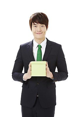포토 JPG 스튜디오촬영 남자 캠페인 비즈니스 실내 선물 한명 서기 미소 웃음 들기 누끼 사람 동양인 정장 20대 성인 앞모습 선물상자 상자 자연보호 환경 그린캠페인 한국인 직장인 비즈니스맨 공익캠페인 보호 사회이슈 환경보전 에코 친환경 남자만 남자한명만 성인남자만 청년만 청년남자만 청년남자한명만 성인한명만 성인남자한명만 성인만 그린슈머 국내포토 직업 1 옷 뷰포인트 컨셉 모션 자연 표정 인종 청년 내부 파일형식