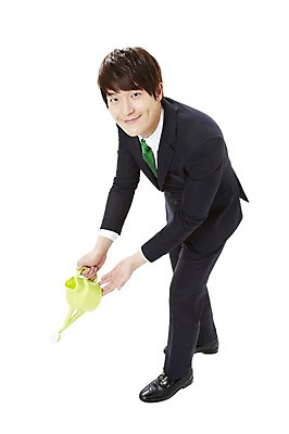 포토 JPG 스튜디오촬영 전신 남자 캠페인 비즈니스 주전자 실내 한명 서기 미소 웃음 들기 누끼 사람 동양인 정장 20대 성인 옆모습 자연보호 환경 그린캠페인 물뿌리개 한국인 직장인 비즈니스맨 공익캠페인 보호 사회이슈 환경보전 물주기 에코 친환경 원예 남자만 남자한명만 성인남자만 청년만 청년남자만 청년남자한명만 성인한명만 성인남자한명만 성인만 그린슈머 국내포토 직업 1 옷 뷰포인트 컨셉 모션 자연 주방용품 표정 인종 청년 취미 내부 파일형식