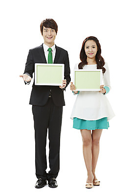 포토 JPG 스튜디오촬영 전신 배너 원피스 여자 남자 캠페인 액자 비즈니스 안내 사각프레임 프레임 광고판 실내 틀 서기 미소 웃음 들기 누끼 사람 동양인 정장 손짓 20대 성인 두명 앞모습 자연보호 환경 그린캠페인 한국인 직장인 비즈니스맨 비즈니스우먼 공익캠페인 보호 사회이슈 알림 환경보전 에코 친환경 청년만 성인만 그린슈머 국내포토 직업 옷 뷰포인트 컨셉 모션 자연 알림판 표정 인종 청년 내부 사각형 판 파일형식