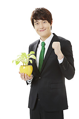 포토 JPG 스튜디오촬영 식물 남자 화분 캠페인 비즈니스 실내 한명 서기 미소 웃음 들기 누끼 사람 동양인 정장 손짓 20대 성인 자연보호 환경 그린캠페인 파이팅 주먹 한국인 직장인 비즈니스맨 공익캠페인 보호 사회이슈 환경보전 에코 친환경 남자만 남자한명만 성인남자만 청년만 청년남자만 청년남자한명만 성인한명만 성인남자한명만 성인만 그린슈머 국내포토 직업 1 옷 컨셉 모션 자연 표정 인종 청년 내부 파일형식