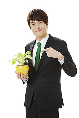포토 JPG 스튜디오촬영 식물 남자 화분 캠페인 비즈니스 실내 한명 서기 미소 웃음 들기 누끼 사람 동양인 정장 손짓 20대 성인 앞모습 자연보호 환경 그린캠페인 한국인 검지손가락 가리킴 직장인 비즈니스맨 공익캠페인 보호 사회이슈 환경보전 에코 친환경 남자만 남자한명만 성인남자만 청년만 청년남자만 청년남자한명만 성인한명만 성인남자한명만 성인만 그린슈머 국내포토 직업 1 옷 뷰포인트 컨셉 손가락 모션 자연 표정 인종 청년 내부 파일형식