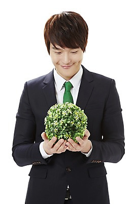 포토 JPG 스튜디오촬영 식물 남자 캠페인 비즈니스 공 실내 한명 서기 미소 웃음 들기 누끼 사람 동양인 정장 상반신 20대 성인 앞모습 자연보호 환경 그린캠페인 한국인 직장인 비즈니스맨 공익캠페인 보호 사회이슈 환경보전 에코 친환경 잔디공 남자만 남자한명만 성인남자만 청년만 청년남자만 청년남자한명만 성인한명만 성인남자한명만 성인만 그린슈머 국내포토 직업 1 옷 뷰포인트 컨셉 모션 자연 표정 인종 청년 내부 파일형식