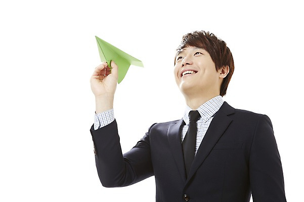 포토 JPG 스튜디오촬영 남자 캠페인 비즈니스 실내 한명 서기 미소 웃음 들기 누끼 사람 동양인 정장 상반신 20대 성인 자연보호 환경 그린캠페인 한국인 직장인 비즈니스맨 공익캠페인 보호 사회이슈 종이비행기 환경보전 에코 친환경 비행기놀이 남자만 남자한명만 성인남자만 청년만 청년남자만 청년남자한명만 성인한명만 성인남자한명만 성인만 그린슈머 국내포토 직업 1 옷 컨셉 모션 자연 놀이 표정 인종 청년 내부 종이접기 파일형식