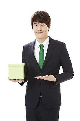 포토 JPG 스튜디오촬영 남자 캠페인 비즈니스 실내 선물 한명 서기 미소 웃음 들기 누끼 사람 동양인 정장 20대 성인 선물상자 상자 자연보호 환경 그린캠페인 한국인 직장인 비즈니스맨 공익캠페인 보호 사회이슈 환경보전 에코 친환경 남자만 남자한명만 성인남자만 청년만 청년남자만 청년남자한명만 성인한명만 성인남자한명만 성인만 그린슈머 국내포토 직업 1 옷 컨셉 모션 자연 표정 인종 청년 내부 파일형식