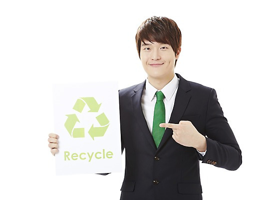 포토 JPG 스튜디오촬영 배너 남자 캠페인 비즈니스 안내 사각프레임 프레임 광고판 실내 틀 한명 서기 미소 웃음 들기 누끼 사람 동양인 정장 손짓 상반신 20대 성인 앞모습 자연보호 환경 그린캠페인 재활용 한국인 검지손가락 가리킴 직장인 비즈니스맨 공익캠페인 보호 사회이슈 알림 심볼 환경보전 에코 친환경 남자만 남자한명만 성인남자만 청년만 청년남자만 청년남자한명만 성인한명만 성인남자한명만 성인만 그린슈머 국내포토 직업 1 옷 뷰포인트 컨셉 손가락 모션 자연 알림판 표정 인종 청년 내부 사각형 판 파일형식