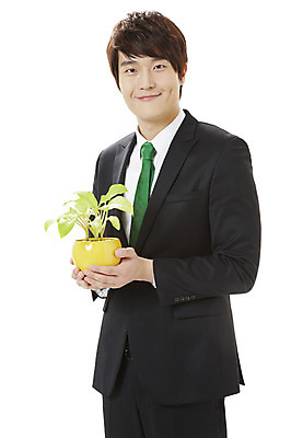 포토 JPG 스튜디오촬영 식물 남자 화분 캠페인 비즈니스 실내 한명 서기 미소 웃음 들기 누끼 사람 동양인 정장 20대 성인 자연보호 환경 그린캠페인 한국인 직장인 비즈니스맨 공익캠페인 보호 사회이슈 환경보전 에코 친환경 남자만 남자한명만 성인남자만 청년만 청년남자만 청년남자한명만 성인한명만 성인남자한명만 성인만 그린슈머 국내포토 직업 1 옷 컨셉 모션 자연 표정 인종 청년 내부 파일형식