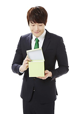 포토 JPG 스튜디오촬영 남자 캠페인 비즈니스 실내 선물 한명 서기 미소 웃음 들기 누끼 사람 동양인 정장 20대 성인 선물상자 상자 자연보호 환경 그린캠페인 한국인 직장인 비즈니스맨 공익캠페인 보호 사회이슈 환경보전 에코 친환경 남자만 남자한명만 성인남자만 청년만 청년남자만 청년남자한명만 성인한명만 성인남자한명만 성인만 그린슈머 국내포토 직업 1 옷 컨셉 모션 자연 표정 인종 청년 내부 파일형식