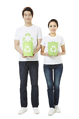 포토 JPG 스튜디오촬영 전신 여자 남자 캠페인 실내 서기 미소 웃음 들기 누끼 사람 동양인 20대 성인 두명 앞모습 자연보호 환경 그린캠페인 재활용 한국인 쓰레기통 공익캠페인 보호 사회이슈 심볼 환경보전 에코 친환경 분리수거 청년만 성인만 그린슈머 국내포토 뷰포인트 컨셉 모션 자연 표정 인종 청년 내부 파일형식