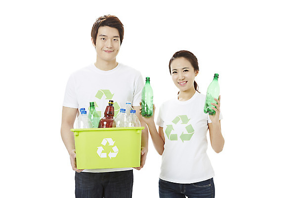 포토 JPG 스튜디오촬영 여자 남자 캠페인 실내 서기 미소 웃음 들기 누끼 사람 동양인 20대 성인 두명 앞모습 자연보호 환경 그린캠페인 재활용 한국인 쓰레기통 공익캠페인 보호 사회이슈 심볼 환경보전 에코 친환경 분리수거 페트병 재활용품 청년만 성인만 그린슈머 국내포토 뷰포인트 컨셉 모션 자연 표정 인종 청년 내부 병_담는 파일형식