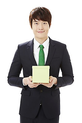 포토 JPG 스튜디오촬영 남자 캠페인 비즈니스 실내 선물 한명 서기 미소 웃음 들기 누끼 사람 동양인 정장 20대 성인 앞모습 선물상자 상자 자연보호 환경 그린캠페인 한국인 직장인 비즈니스맨 공익캠페인 보호 사회이슈 환경보전 에코 친환경 남자만 남자한명만 성인남자만 청년만 청년남자만 청년남자한명만 성인한명만 성인남자한명만 성인만 그린슈머 국내포토 직업 1 옷 뷰포인트 컨셉 모션 자연 표정 인종 청년 내부 파일형식