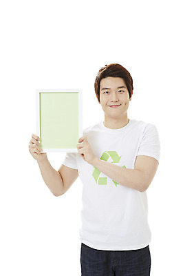 포토 JPG 스튜디오촬영 배너 남자 캠페인 액자 안내 사각프레임 프레임 광고판 실내 틀 한명 서기 미소 웃음 들기 누끼 사람 동양인 20대 성인 앞모습 자연보호 환경 그린캠페인 재활용 한국인 공익캠페인 보호 사회이슈 알림 심볼 환경보전 에코 친환경 남자만 남자한명만 성인남자만 청년만 청년남자만 청년남자한명만 성인한명만 성인남자한명만 성인만 그린슈머 국내포토 1 뷰포인트 컨셉 모션 자연 알림판 표정 인종 청년 내부 사각형 판 파일형식