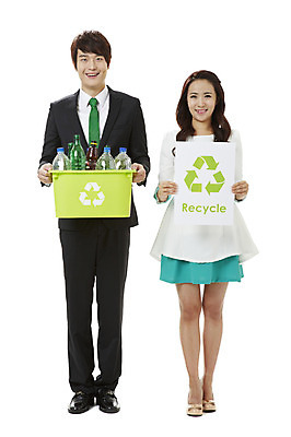 포토 JPG 스튜디오촬영 전신 배너 원피스 여자 남자 캠페인 비즈니스 안내 사각프레임 프레임 광고판 실내 틀 서기 미소 웃음 들기 누끼 사람 동양인 정장 20대 성인 두명 앞모습 자연보호 환경 그린캠페인 재활용 한국인 쓰레기통 직장인 비즈니스맨 비즈니스우먼 공익캠페인 보호 사회이슈 알림 심볼 환경보전 에코 친환경 분리수거 페트병 재활용품 청년만 성인만 그린슈머 국내포토 직업 옷 뷰포인트 컨셉 모션 자연 알림판 표정 인종 청년 내부 사각형 판 병_담는 파일형식