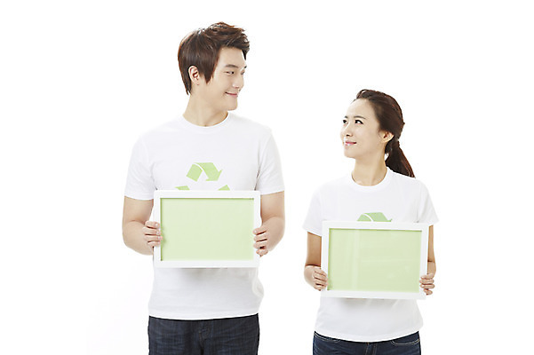 포토 JPG 스튜디오촬영 배너 여자 남자 캠페인 액자 안내 사각프레임 프레임 광고판 실내 틀 서기 미소 웃음 들기 누끼 사람 동양인 20대 성인 두명 자연보호 환경 그린캠페인 재활용 한국인 공익캠페인 보호 사회이슈 알림 심볼 환경보전 에코 친환경 청년만 성인만 그린슈머 국내포토 컨셉 모션 자연 알림판 표정 인종 청년 내부 사각형 판 파일형식