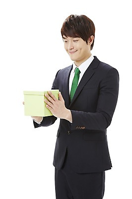 포토 JPG 스튜디오촬영 남자 캠페인 비즈니스 실내 선물 한명 서기 미소 웃음 들기 누끼 사람 동양인 정장 20대 성인 선물상자 상자 자연보호 환경 그린캠페인 한국인 직장인 비즈니스맨 공익캠페인 보호 사회이슈 환경보전 에코 친환경 남자만 남자한명만 성인남자만 청년만 청년남자만 청년남자한명만 성인한명만 성인남자한명만 성인만 그린슈머 국내포토 직업 1 옷 컨셉 모션 자연 표정 인종 청년 내부 파일형식