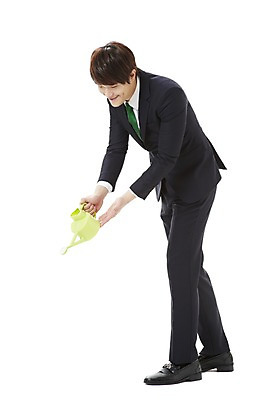 포토 JPG 스튜디오촬영 전신 남자 캠페인 비즈니스 주전자 실내 한명 서기 미소 웃음 들기 누끼 사람 동양인 정장 20대 성인 옆모습 자연보호 환경 그린캠페인 물뿌리개 한국인 직장인 비즈니스맨 공익캠페인 보호 사회이슈 환경보전 물주기 에코 친환경 원예 남자만 남자한명만 성인남자만 청년만 청년남자만 청년남자한명만 성인한명만 성인남자한명만 성인만 그린슈머 국내포토 직업 1 옷 뷰포인트 컨셉 모션 자연 주방용품 표정 인종 청년 취미 내부 파일형식