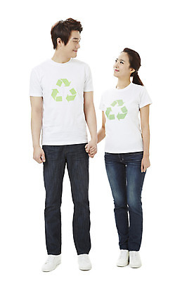 포토 JPG 스튜디오촬영 전신 여자 남자 캠페인 실내 서기 미소 웃음 누끼 사람 동양인 20대 성인 두명 자연보호 환경 손잡기 그린캠페인 재활용 한국인 공익캠페인 보호 사회이슈 심볼 환경보전 에코 친환경 청년만 성인만 그린슈머 국내포토 컨셉 모션 자연 표정 인종 청년 내부 파일형식