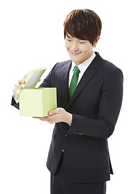 포토 JPG 스튜디오촬영 남자 캠페인 비즈니스 실내 선물 한명 서기 미소 웃음 들기 누끼 사람 동양인 정장 20대 성인 선물상자 상자 자연보호 환경 그린캠페인 한국인 직장인 비즈니스맨 공익캠페인 보호 사회이슈 환경보전 에코 친환경 남자만 남자한명만 성인남자만 청년만 청년남자만 청년남자한명만 성인한명만 성인남자한명만 성인만 그린슈머 국내포토 직업 1 옷 컨셉 모션 자연 표정 인종 청년 내부 파일형식