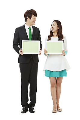 포토 JPG 스튜디오촬영 전신 배너 원피스 여자 남자 캠페인 액자 비즈니스 안내 사각프레임 프레임 광고판 실내 틀 서기 미소 웃음 들기 누끼 사람 동양인 정장 20대 성인 두명 자연보호 환경 그린캠페인 한국인 직장인 비즈니스맨 비즈니스우먼 공익캠페인 보호 사회이슈 알림 환경보전 에코 친환경 청년만 성인만 그린슈머 국내포토 직업 옷 컨셉 모션 자연 알림판 표정 인종 청년 내부 사각형 판 파일형식