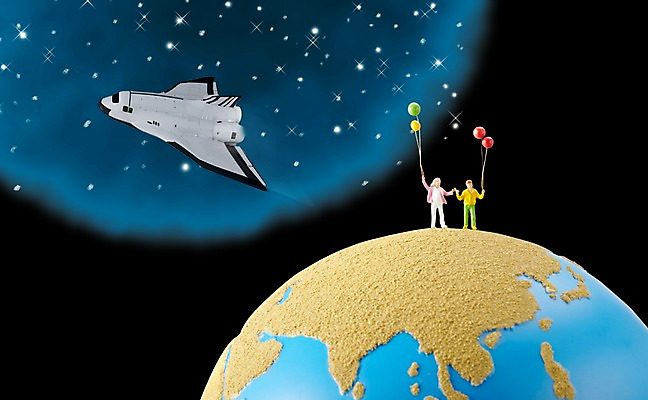 전신 PSD 편집 편집이미지 여자 남자 지구 과학 세계지도 지도 서기 두명 세계 글로벌 지구본 3D 모형 우주 손잡기 로켓 대기 우주선 풍선 공기 우주여행 우주항공 대기권 편집3D 여행 모션 사람 디지털합성 파일형식