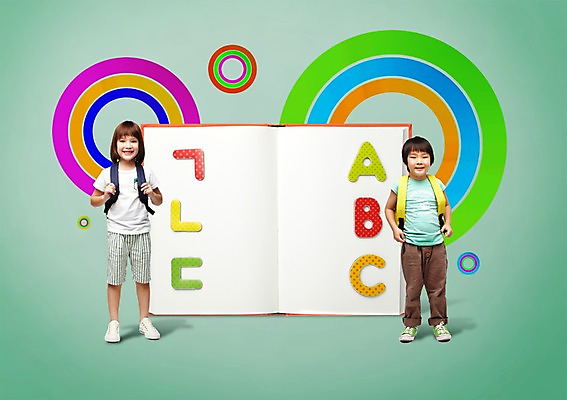 전신 PSD 서양인 외국인 백인 편집 편집이미지 문자 알파벳 영어 여자 어린이교육 교육 남자 어린이 대문자 책가방 서기 들기 사람 동양인 소녀 소년 한글 두명 책 펼침 글자교육 어린이만 이미지편집 가방 모션 인종 파일형식