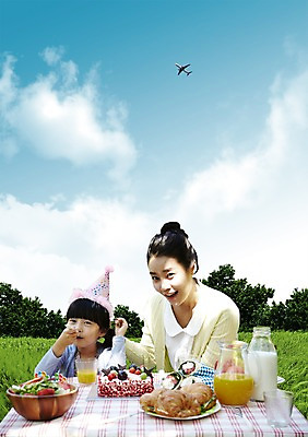 PSD 나무 식물 구름 편집이미지 응시 여자 딸 어린이 빵 가족 식탁 탁자 하늘 엄마 비행기 웃음 사람 앉기 동양인 소녀 잔디 상반신 성인 두명 컵 소풍 케이크 숟가락 주스 고깔모자 샐러드 한국인 우유 천 먹기 여자만 이미지편집 자연요소 모자_잡화 식기 시선 음료 음식 가구 관계 항공교통 모션 디저트 유제품 대중교통 수저 표정 인종 야외활동 직물 파일형식