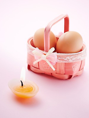 포토 JPG 스튜디오촬영 리본 기독교 종교 백그라운드 초 촛불 종교용품 부활절 기독교용품 실내 근접촬영 사람없음 아웃포커스 바구니 계란 오브젝트 국내포토 기념일 뷰포인트 촬영기법 내부 알 파일형식