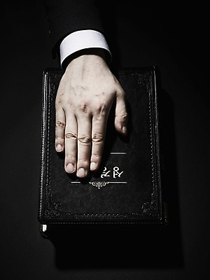 포토 JPG 스튜디오촬영 손 기독교 종교 백그라운드 종교용품 기독교용품 한손 실내 한명 신체부위 책 성경 오브젝트 올리기 국내포토 1 모션 사람 내부 파일형식