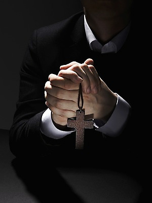 포토 JPG 스튜디오촬영 손 남자 기독교 종교 포즈 백그라운드 십자가 목걸이 종교용품 기독교용품 실내 한명 들기 앉기 상반신 성인 신체부위 기도 오브젝트 손모으기 남자만 남자한명만 성인남자만 성인만 국내포토 1 장신구 모션 사람 손짓 내부 파일형식