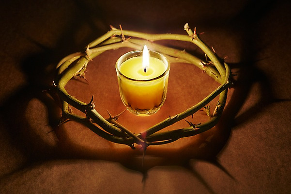 포토 JPG 스튜디오촬영 기독교 종교 백그라운드 초 촛불 종교용품 기독교용품 실내 그림자 근접촬영 사람없음 아웃포커스 가시 오브젝트 관 가시면류관 관_장례 국내포토 뷰포인트 촬영기법 내부 장례용품 파일형식