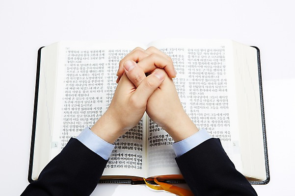 포토 JPG 스튜디오촬영 손 기독교 종교 포즈 백그라운드 십자가 종교용품 기독교용품 실내 한명 근접촬영 아웃포커스 신체부위 책 성경 펼침 기도 오브젝트 손모으기 국내포토 1 뷰포인트 모션 촬영기법 사람 손짓 내부 파일형식