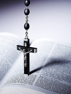 포토 JPG 스튜디오촬영 기독교 종교 백그라운드 십자가 목걸이 종교용품 기독교용품 실내 근접촬영 사람없음 아웃포커스 책 성경 펼침 예수 오브젝트 국내포토 뷰포인트 장신구 모션 촬영기법 내부 신_종교 파일형식