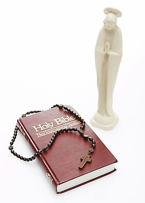 포토 JPG 스튜디오촬영 기독교 종교 조각 백그라운드 십자가 목걸이 종교용품 기독교용품 실내 근접촬영 사람없음 아웃포커스 책 조각상 성경 오브젝트 마리아 마리아상 조각_조소 국내포토 뷰포인트 장신구 촬영기법 내부 조형물 조소 파일형식