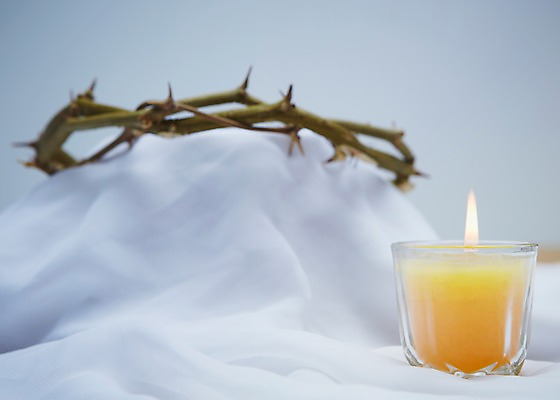 포토 JPG 스튜디오촬영 기독교 종교 백그라운드 초 촛불 종교용품 기독교용품 실내 근접촬영 사람없음 아웃포커스 가시 천 오브젝트 관 가시면류관 관_장례 국내포토 뷰포인트 촬영기법 내부 직물 장례용품 파일형식