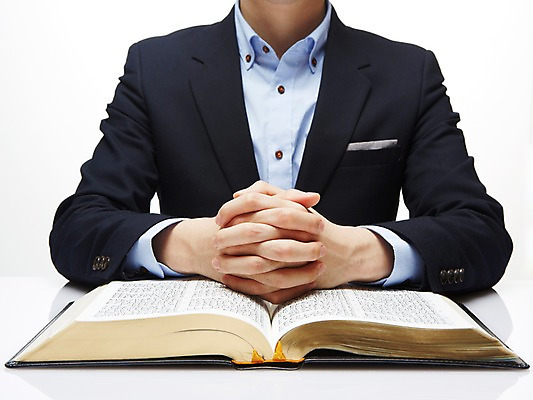 포토 JPG 스튜디오촬영 남자 기독교 종교 포즈 백그라운드 종교용품 기독교용품 실내 한명 앉기 근접촬영 상반신 성인 앞모습 아웃포커스 신체부위 책 성경 펼침 기도 오브젝트 손모으기 남자만 남자한명만 성인남자만 성인만 국내포토 1 뷰포인트 모션 촬영기법 사람 손짓 내부 파일형식