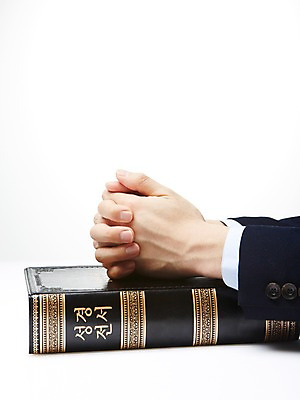 포토 JPG 스튜디오촬영 손 기독교 종교 포즈 백그라운드 종교용품 기독교용품 실내 한명 신체부위 책 성경 기도 오브젝트 손모으기 국내포토 1 사람 손짓 내부 파일형식