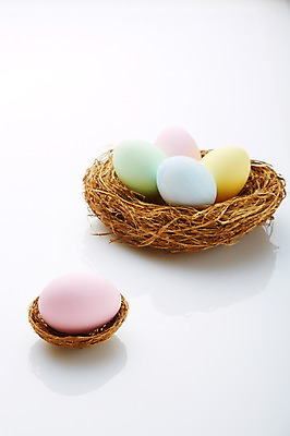 포토 JPG 스튜디오촬영 기독교 종교 백그라운드 종교용품 부활절 기독교용품 실내 근접촬영 사람없음 아웃포커스 바구니 계란 둥지 볏짚 오브젝트 국내포토 기념일 뷰포인트 촬영기법 내부 알 짚 파일형식