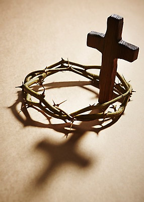 포토 JPG 스튜디오촬영 기독교 종교 백그라운드 십자가 종교용품 기독교용품 실내 그림자 근접촬영 사람없음 아웃포커스 가시 오브젝트 관 가시면류관 관_장례 국내포토 뷰포인트 촬영기법 내부 장례용품 파일형식