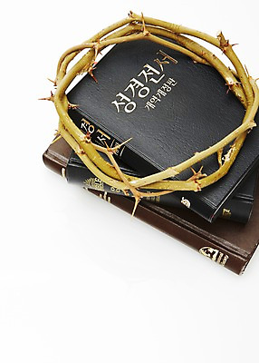 포토 JPG 스튜디오촬영 기독교 종교 백그라운드 종교용품 기독교용품 실내 사람없음 책 쌓기 성경 가시 오브젝트 관 가시면류관 관_장례 국내포토 모션 내부 장례용품 파일형식