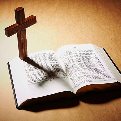 포토 JPG 스튜디오촬영 기독교 종교 백그라운드 십자가 종교용품 기독교용품 실내 그림자 근접촬영 사람없음 아웃포커스 책 성경 펼침 오브젝트 국내포토 뷰포인트 모션 촬영기법 내부 파일형식