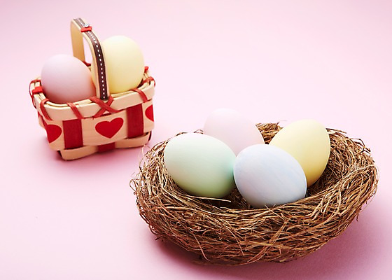 포토 JPG 스튜디오촬영 기독교 종교 배경화면 백그라운드 종교용품 부활절 기독교용품 실내 근접촬영 사람없음 아웃포커스 바구니 계란 둥지 볏짚 오브젝트 국내포토 기념일 뷰포인트 촬영기법 내부 알 짚 파일형식