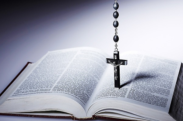 포토 JPG 스튜디오촬영 기독교 종교 배경화면 백그라운드 십자가 목걸이 종교용품 기독교용품 실내 근접촬영 사람없음 아웃포커스 책 성경 펼침 예수 오브젝트 국내포토 뷰포인트 장신구 모션 촬영기법 내부 신_종교 파일형식