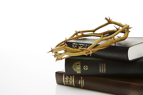 포토 JPG 스튜디오촬영 기독교 종교 백그라운드 종교용품 기독교용품 실내 사람없음 책 쌓기 성경 가시 오브젝트 관 가시면류관 관_장례 국내포토 모션 내부 장례용품 파일형식