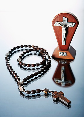 포토 JPG 스튜디오촬영 기독교 종교 조각 백그라운드 십자가 목걸이 종교용품 기독교용품 실내 근접촬영 사람없음 아웃포커스 조각상 반사 오브젝트 조각_조소 국내포토 뷰포인트 장신구 촬영기법 내부 조형물 조소 파일형식