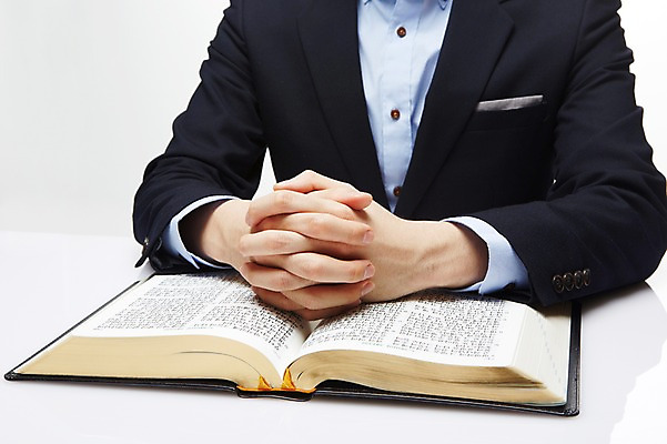포토 JPG 스튜디오촬영 남자 기독교 종교 포즈 백그라운드 종교용품 기독교용품 실내 한명 앉기 근접촬영 상반신 성인 앞모습 아웃포커스 신체부위 책 성경 펼침 기도 오브젝트 손모으기 남자만 남자한명만 성인남자만 성인만 국내포토 1 뷰포인트 모션 촬영기법 사람 손짓 내부 파일형식