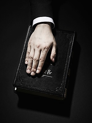 포토 JPG 스튜디오촬영 손 기독교 종교 백그라운드 종교용품 기독교용품 한손 실내 한명 신체부위 책 성경 오브젝트 올리기 국내포토 1 모션 사람 내부 파일형식