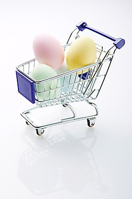 포토 JPG 스튜디오촬영 기독교 종교 백그라운드 종교용품 부활절 기독교용품 실내 근접촬영 사람없음 아웃포커스 쇼핑 계란 카트 장바구니 오브젝트 국내포토 기념일 뷰포인트 촬영기법 내부 바구니 알 파일형식