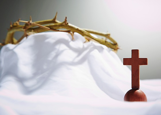 포토 JPG 스튜디오촬영 기독교 종교 백그라운드 십자가 종교용품 기독교용품 실내 근접촬영 사람없음 아웃포커스 가시 천 오브젝트 관 가시면류관 관_장례 국내포토 뷰포인트 촬영기법 내부 직물 장례용품 파일형식