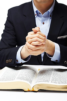 포토 JPG 스튜디오촬영 남자 기독교 종교 포즈 백그라운드 종교용품 기독교용품 실내 한명 앉기 근접촬영 상반신 성인 앞모습 아웃포커스 신체부위 책 성경 펼침 기도 오브젝트 손모으기 남자만 남자한명만 성인남자만 성인만 국내포토 1 뷰포인트 모션 촬영기법 사람 손짓 내부 파일형식